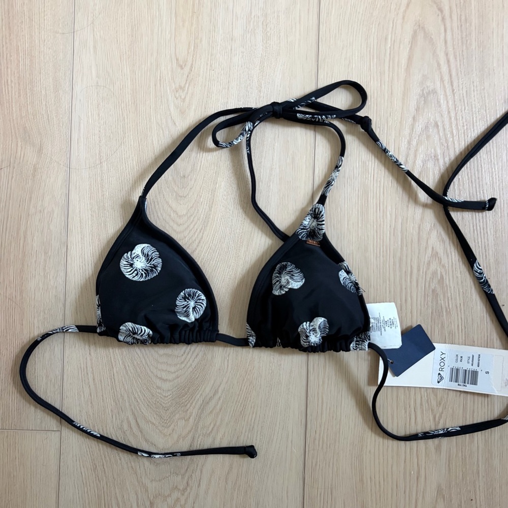 BNWT Roxy Black and White Shell Triangle Bikini Top